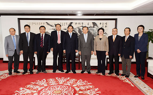 集團張學(xué)武董事長、姜巖總經(jīng)理會見云南省委副書記、省長陳豪一行（圖）