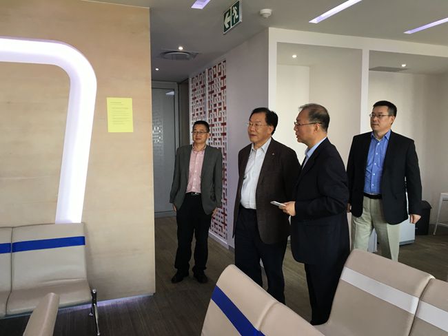 張學(xué)武董事長視察集團(tuán)南非簽注中心（圖）