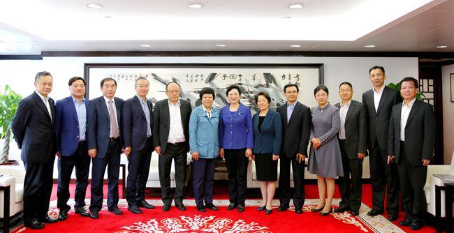 集團(tuán)總經(jīng)理姜巖會(huì)見(jiàn)上海市青浦區(qū)區(qū)委書(shū)記趙惠琴一行（圖）