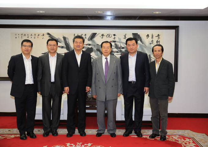 張學(xué)武董事長會晤湖北省鄂州市委書記李兵一行（圖）