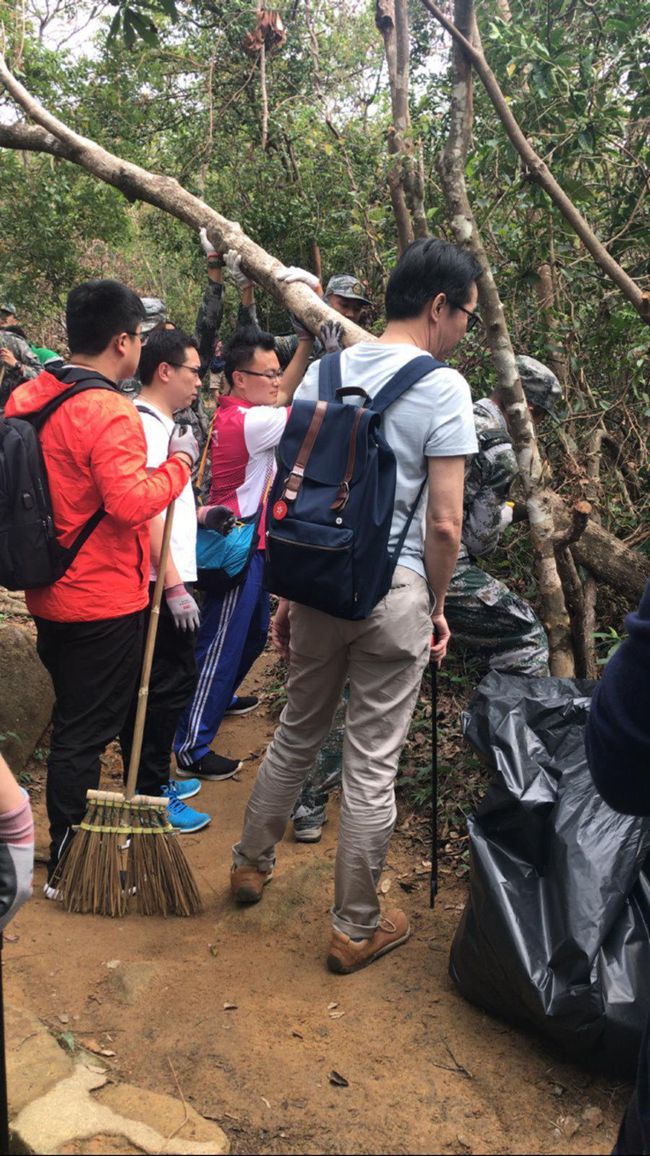 集團職工聯(lián)誼會參與清理麥理浩徑合力為風(fēng)災(zāi)善后（圖）