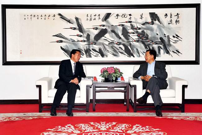 集團(tuán)張學(xué)武董事長(zhǎng)會(huì)見(jiàn)汕尾市人民政府代市長(zhǎng)楊緒松（圖）
