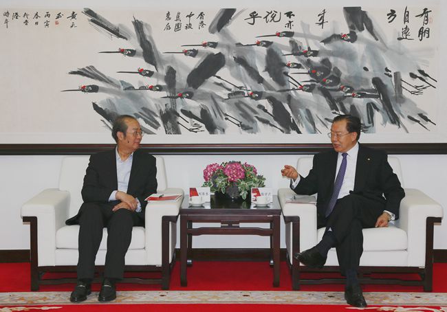 張學(xué)武董事長(zhǎng)會(huì)見國新國際投資有限公司劉東生董事長(zhǎng)一行（圖）