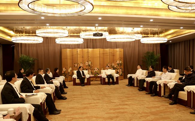 集團主要領(lǐng)導與陜西省政府胡和平省長舉行會談 (1)_副本.jpg