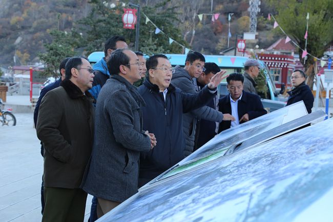 11、張學(xué)武董事長考察迪慶州阿墩子古城規(guī)劃建設(shè)情況_副本.jpg