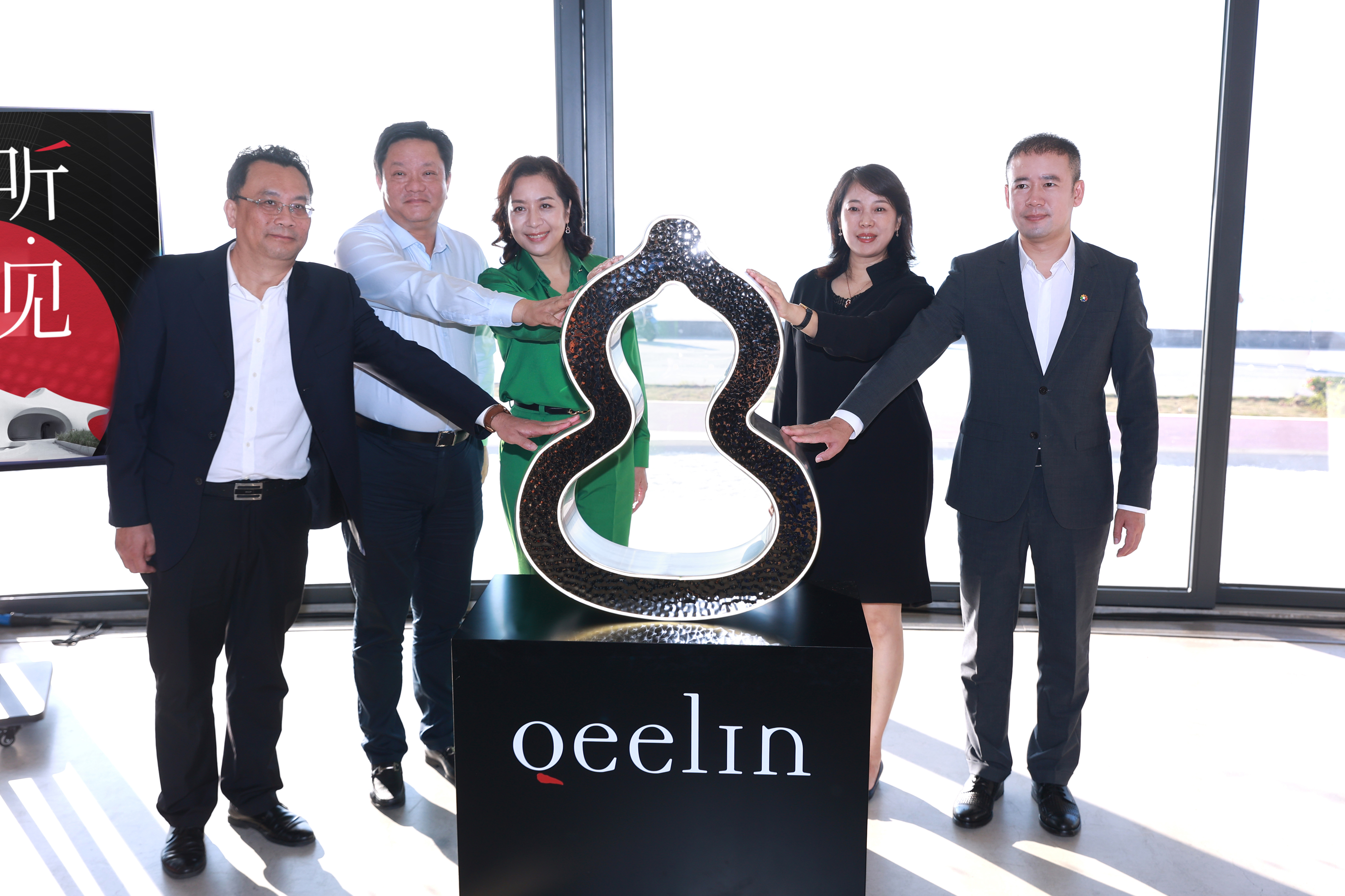 “聽·見(jiàn)永恒的回響” cdf×Qeelin×云洞跨界主題展在?？谠贫磮D書館啟幕